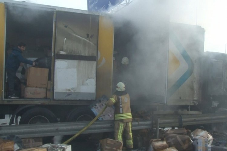 İstanbul'da kargo y&uuml;kl&uuml; kamyon alev alev yandı