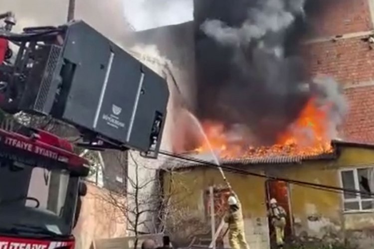 İstanbul'da gecekonduda başlayan yangın yan binaya sı&ccedil;radı