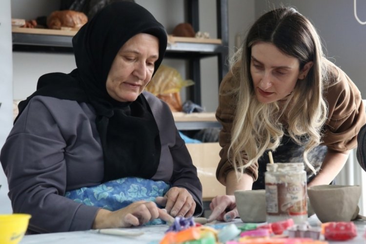 Bursa Nil&uuml;fer'de l&ouml;semili hastalar seramik at&ouml;lyesinde moral depoladı