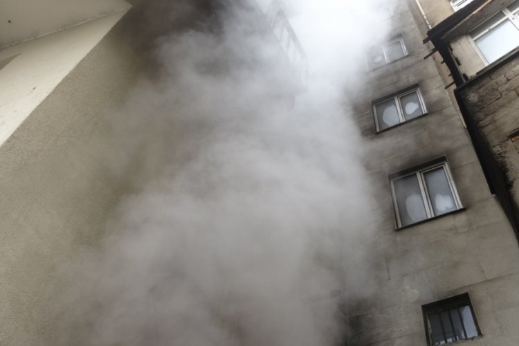 Isparta'da apartmanda yangın! 3 kişi dumandan etkilendi