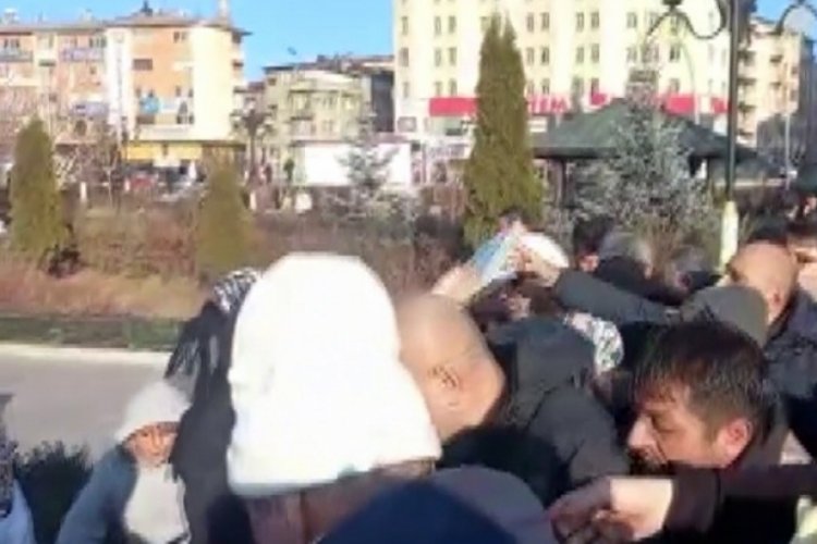 CHP Erzurum'da Kur'an-ı Kerim dağıttı