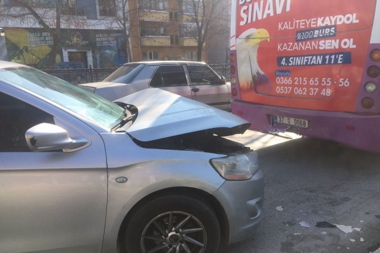 Kastamonu'da otomobil halk otob&uuml;s&uuml;ne &ccedil;arptı: 1 yaralı