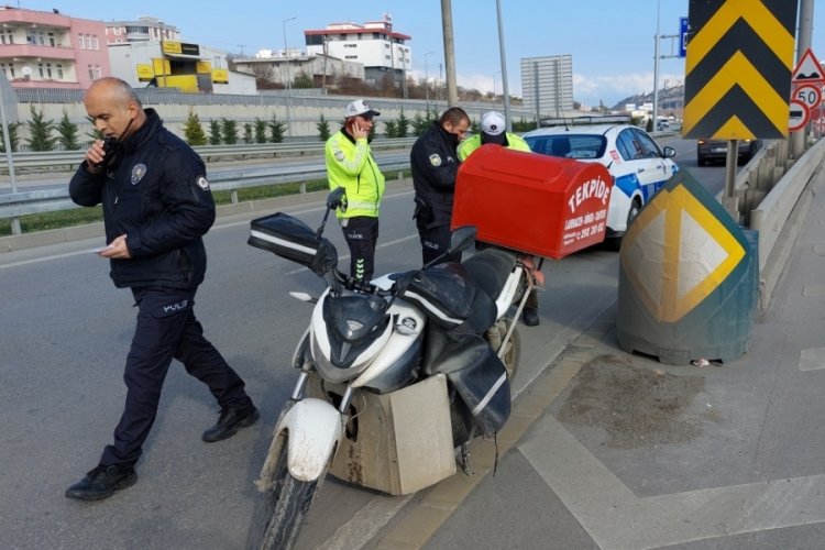 Samsun'da otomobil motosikletli kuryeye &ccedil;arpıp ka&ccedil;tı
