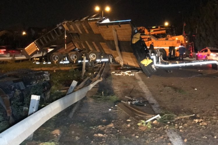 Kocaeli TEM'de tır devrildi, trafik ulaşıma kapandı