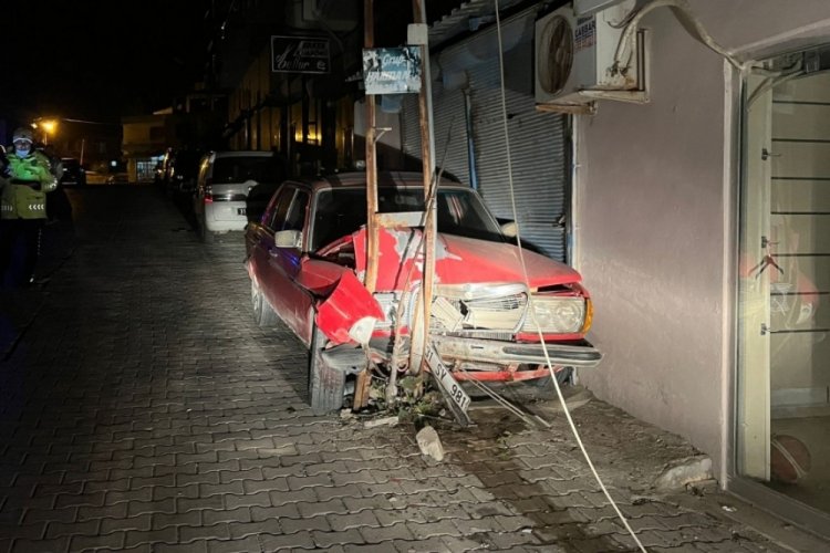 Hatay'da &ouml;nce park halindeki otomobillere, ardından direğe &ccedil;arptı