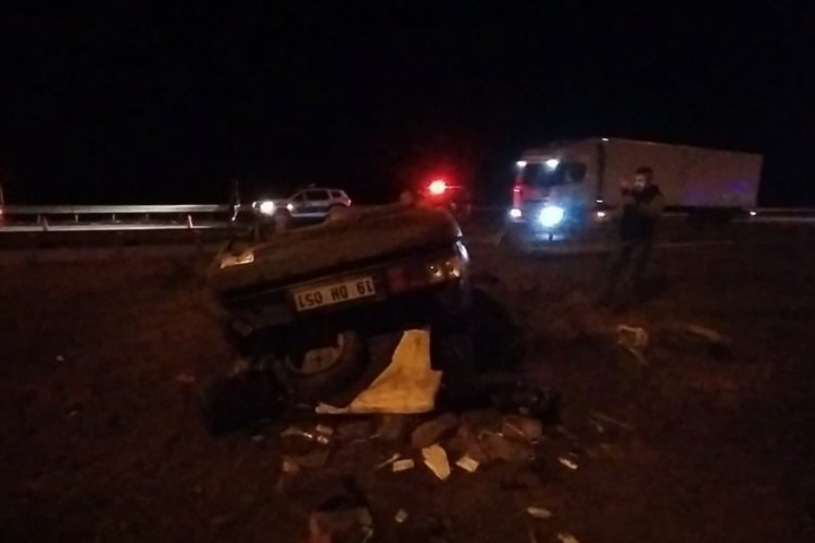 &Ccedil;orum'da bariyerlere &ccedil;arpan otomobil takla attı: Yaralılar var