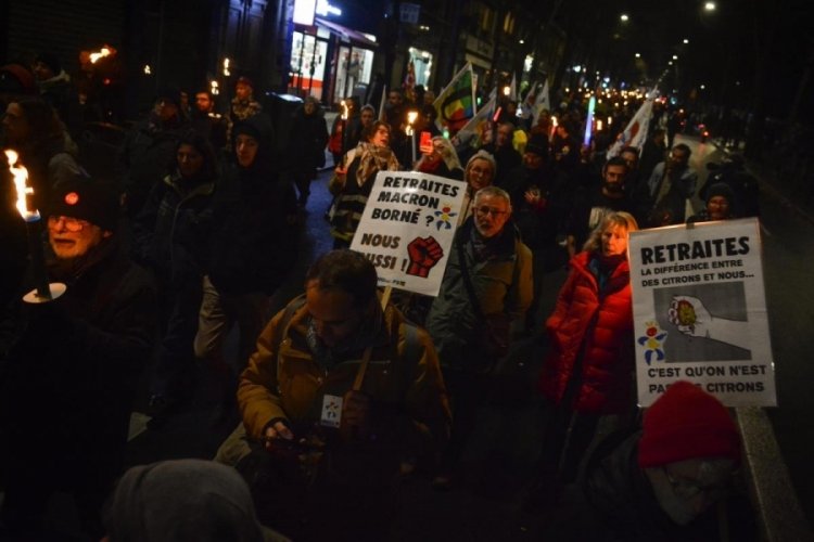 Paris'te emeklilik reformu karşıtları yine sokaklarda