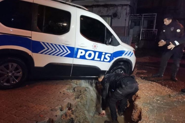 İzmir'de polis aracı &ccedil;&ouml;ken yolun i&ccedil;ine d&uuml;şt&uuml;