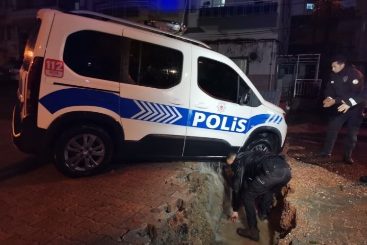 İzmir'i sağanak vurdu! Polis aracı &ccedil;&ouml;ken yolun i&ccedil;ine d&uuml;şt&uuml;