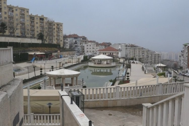 Bursa'da &ccedil;aresiz kalan muhtar, derdini afişle anlattı