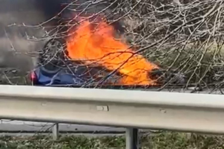 İstanbul'da korkun&ccedil; kaza! Yanan ara&ccedil;tan son anda kurtarıldılar