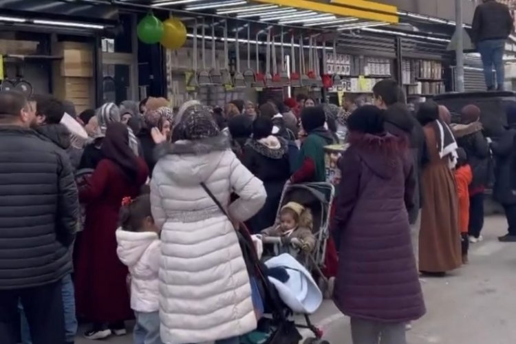 Bursa'da mağazada a&ccedil;ılış izdihamı! Kadınlar birbirini ezdi