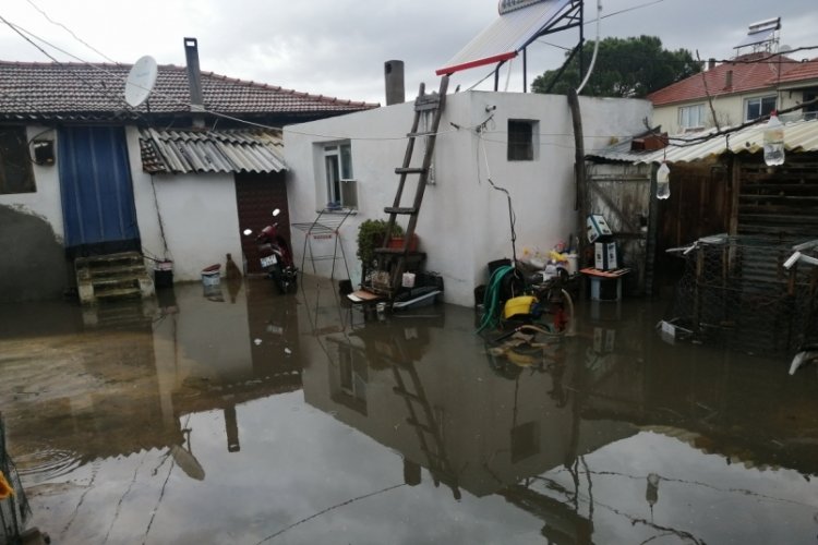 Manisa'da sağanak etkili oldu, bazı evleri su bastı