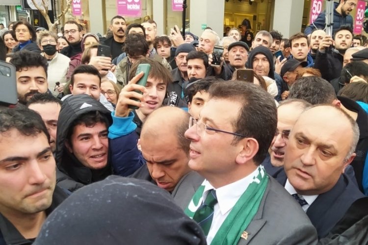 Bursa Heykel'de İmamoğlu'nu takip eden kalabalıkta arbede