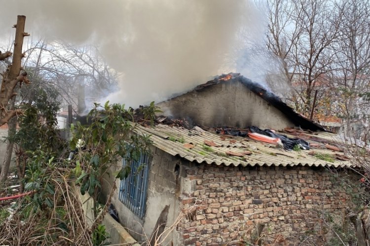İstanbul Ataşehir'de yanan gecekondu kullanılamaz hale geldi