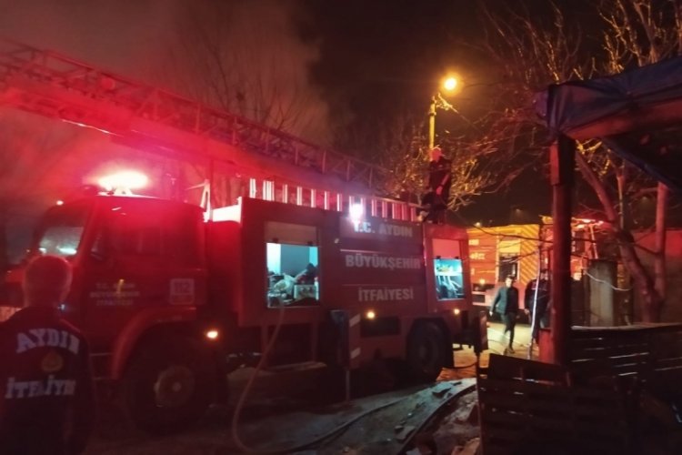 Aydın Efeler'de bir ev yanarak k&uuml;le d&ouml;nd&uuml;