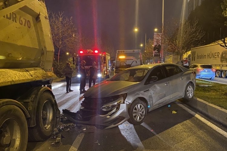 İstanbul'da yol savaş alanına d&ouml;nd&uuml;! &Ouml;nce otomobile ardından hafriyat kamyonuna &ccedil;arpıp ka&ccedil;tılar