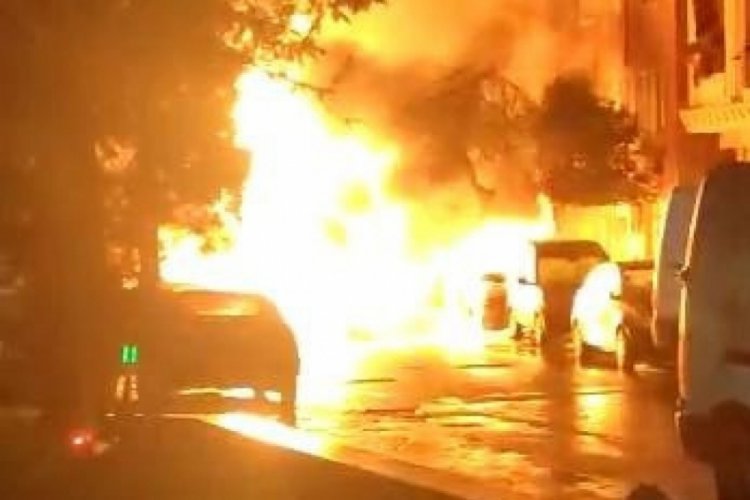 İstanbul'da doğalgaz borusu patlaması sonucu 3 ara&ccedil; alev alev yandı