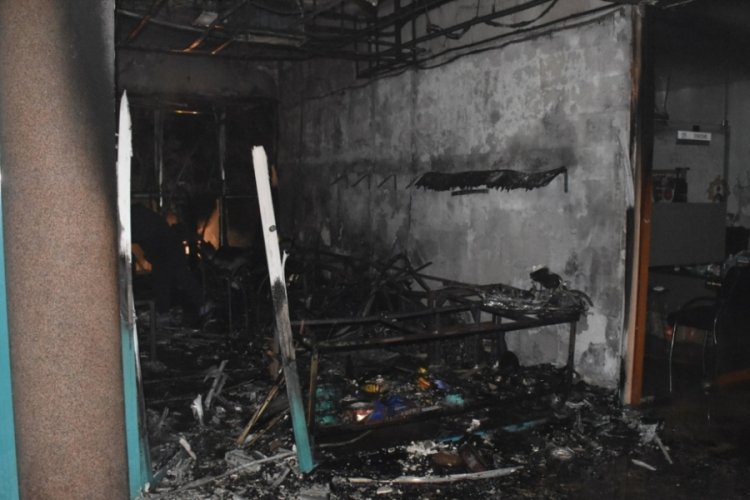Adana'da işyeri alev alev yandı