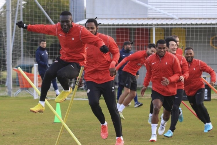 Antalyaspor ile &Uuml;mraniyespor kozlarını paylaşacak