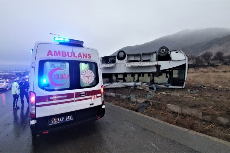 Kayseri'de iş&ccedil;i servisi takla attı: 1'i ağır 22 yaralı