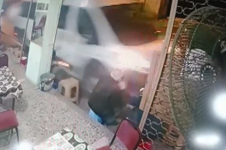 Bursa'da d&uuml;kkan &ouml;n&uuml;nde oturanlar minib&uuml;s&uuml;n altında kalmaktan kıl payı kurtuldu