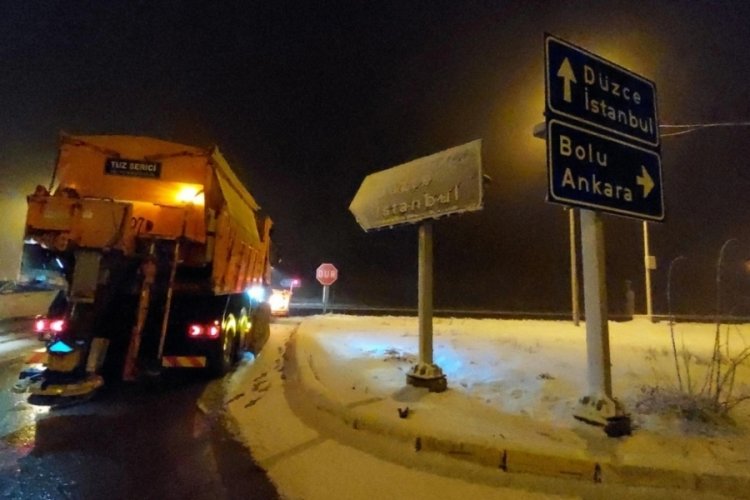 Bolu Dağı'nda sağanak yağış yerini kar yağışına bıraktı
