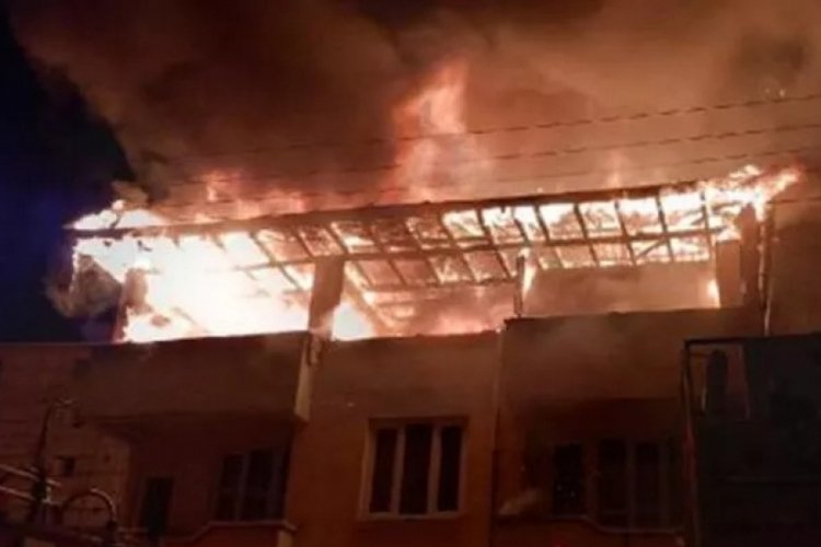 Tokat'ta 3 katlı binanın &ccedil;atısında korkun&ccedil; yangın