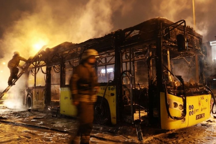 Alev alev yanan İETT otob&uuml;s&uuml; k&uuml;le d&ouml;nd&uuml;!