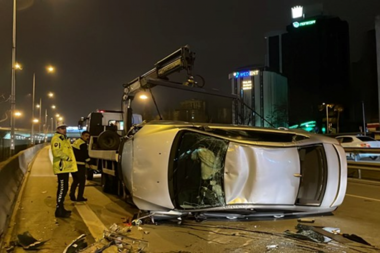 İstanbul'da bariyerlere &ccedil;arpan otomobil devrildi: 3 yaralı