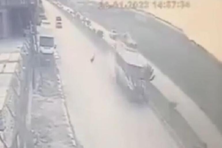 Adana'da k&ouml;pekten ka&ccedil;arken minib&uuml;s &ccedil;arpan &ccedil;ocuk hayatını kaybetti