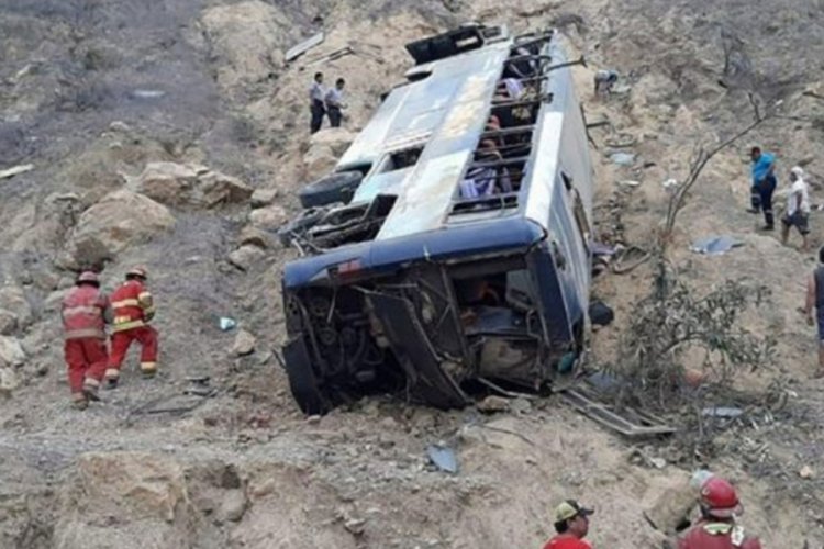 Peru'da yolcu otob&uuml;s&uuml; u&ccedil;urumdan yuvarlandı: 25 &ouml;l&uuml;