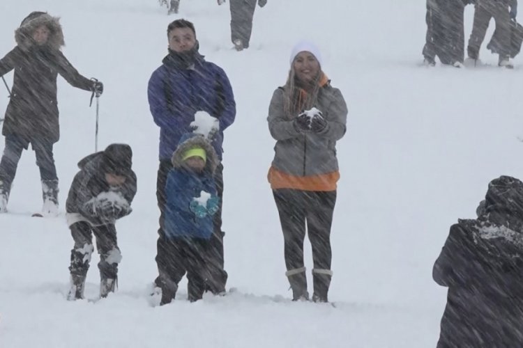 Uludağ sezonu a&ccedil;tı! Pistler fotoğraf &ccedil;ekinmek isteyenlerle doldu