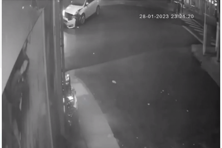 Bursa'da trafik kazası! Taksinin hava yastıkları a&ccedil;ıldı