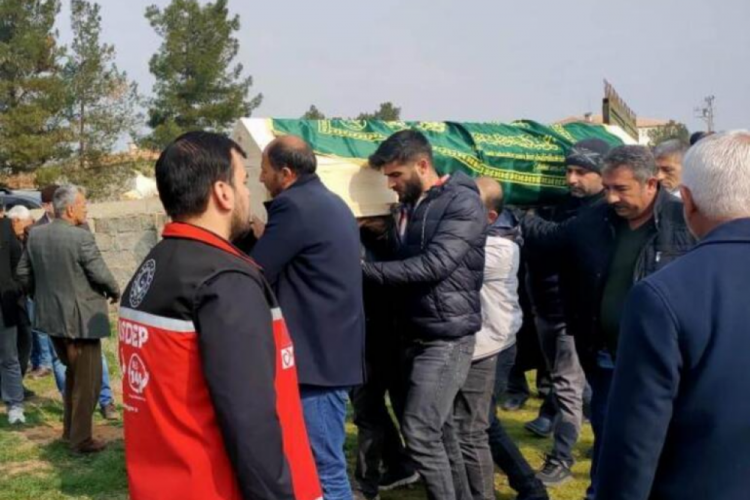 İstanbul'da 3 &ccedil;ocuğunu &ouml;ld&uuml;r&uuml;p, intihar etmişti: Toprağa verildiler