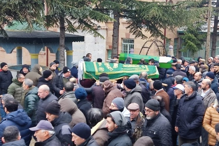 Eskişehir'de emekli askerin &ouml;ld&uuml;rd&uuml;ğ&uuml; eşi ve oğlu birlikte toprağa verildi