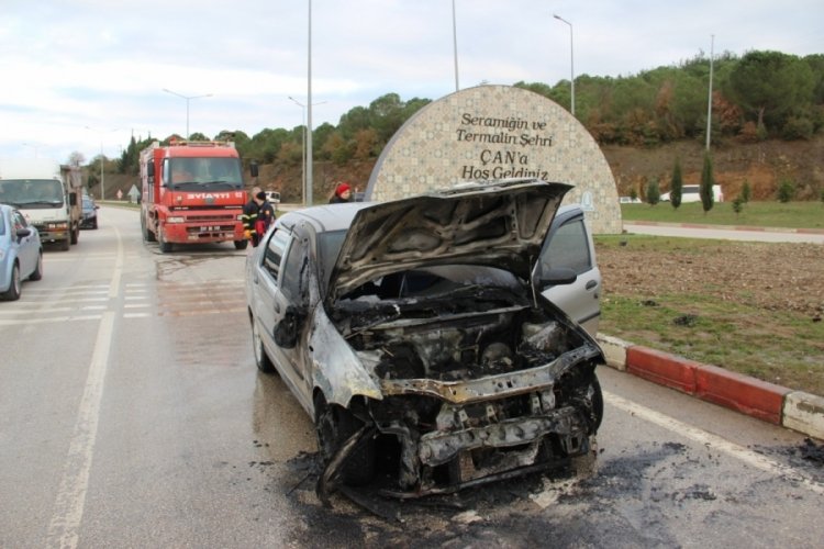 &Ccedil;anakkale'de kırmızı ışıkta duramayan ara&ccedil; &ouml;ndeki ara&ccedil;lara &ccedil;arparak yanmaya başladı