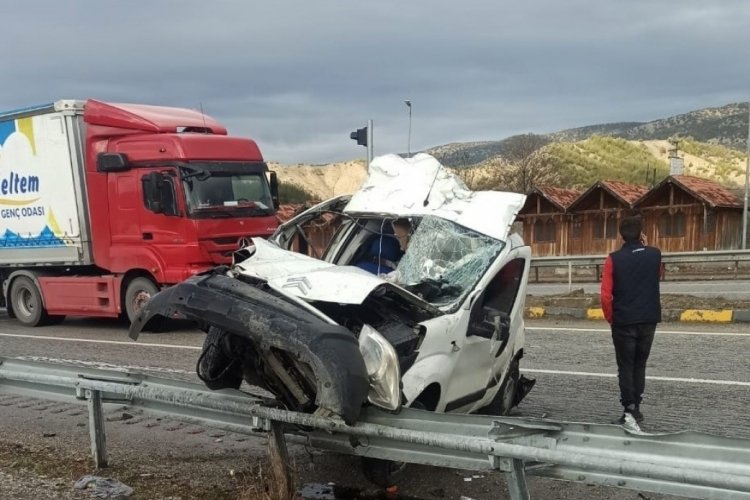 Kastamonu D100'de takla atan panelvan ara&ccedil; bariyerlere &ccedil;arptı