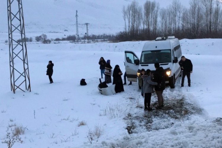 Van'da yoldan &ccedil;ıkan minib&uuml;s savruldu, yolcular &ouml;l&uuml;mden d&ouml;nd&uuml;