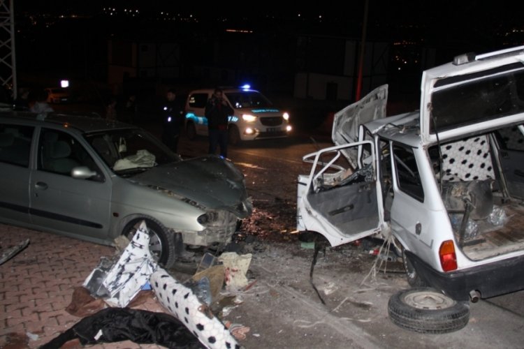 Kayseri'de iki otomobil kafa kafaya &ccedil;arpıştı: &Ccedil;ok sayıda yaralı var