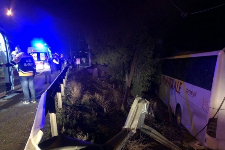 Manisa'da yolcu otob&uuml;s&uuml; kamyonete &ccedil;arptı: 3'&uuml; &ccedil;ocuk 7 yaralı