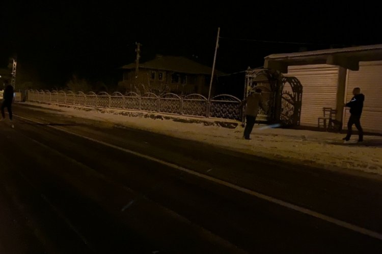 Zonguldak'ta gece yarısı sokakta kartopu oynadılar
