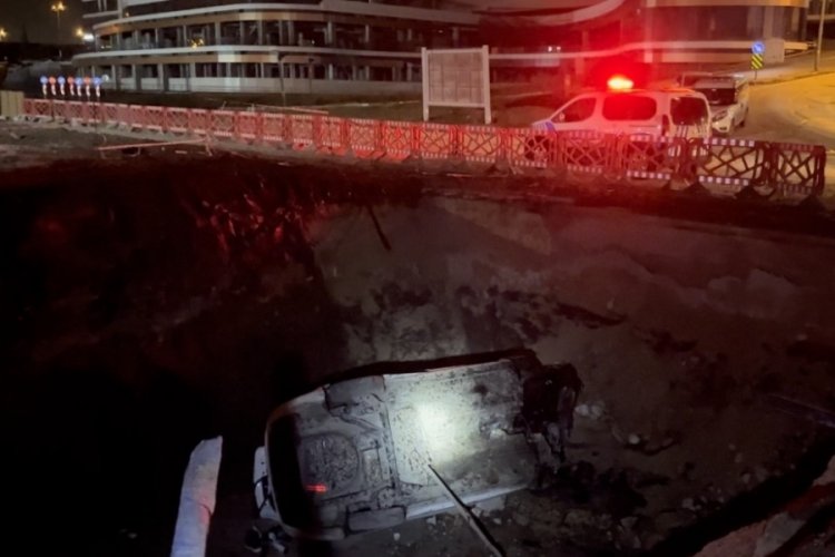 Bursa'da kontrolden &ccedil;ıkan otomobil metro inşaatına u&ccedil;tu! 1 yaralı