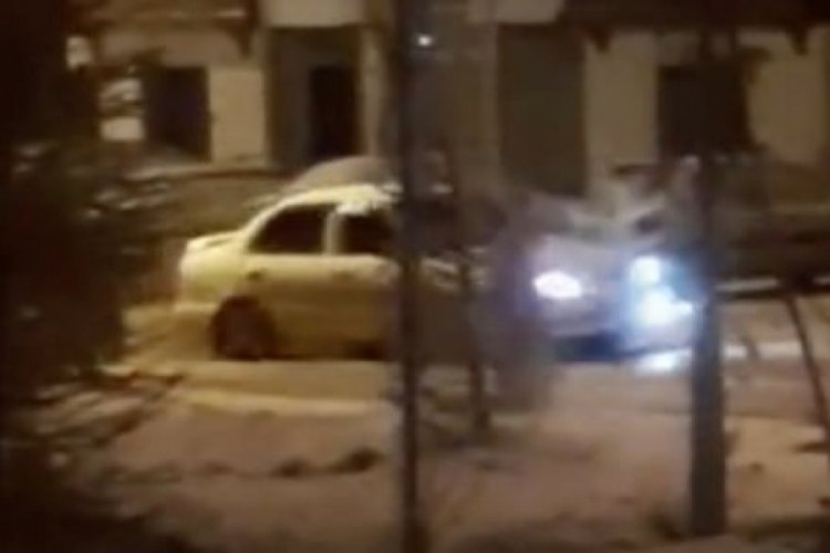 Elazığ'da otomobil s&uuml;r&uuml;c&uuml;s&uuml; buzlanmada drift yaptı