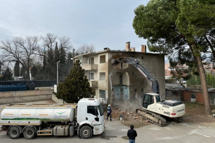 Bursa G&uuml;rsu'da metruk binalar yıkıldı