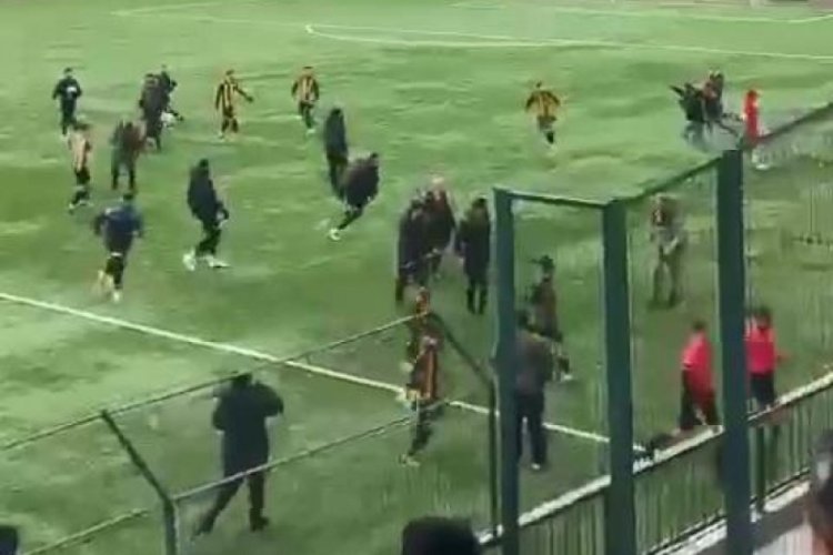 Bayrampaşa'da taraftarlar sahaya inip futbolculara saldırdı
