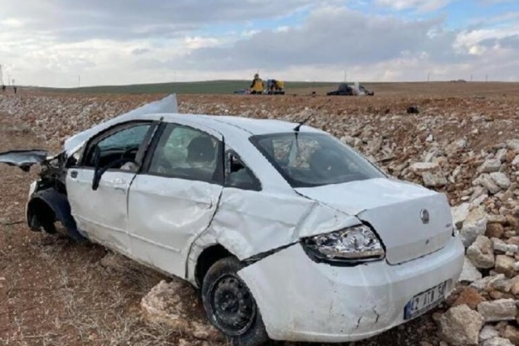 Otomobil, şarampole devrildi: 2 &ouml;l&uuml;, 1 yaralı