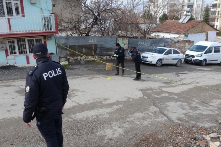Boşanma aşamasındaki eşinin birlikte yaşadığı kişinin evini bastı