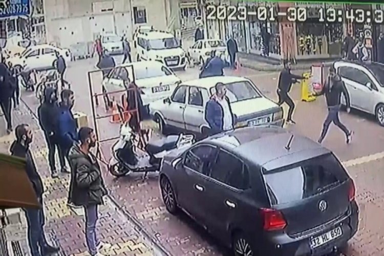 Cadde ortasında kavga ettiği şahıslara kurşun yağdırdı