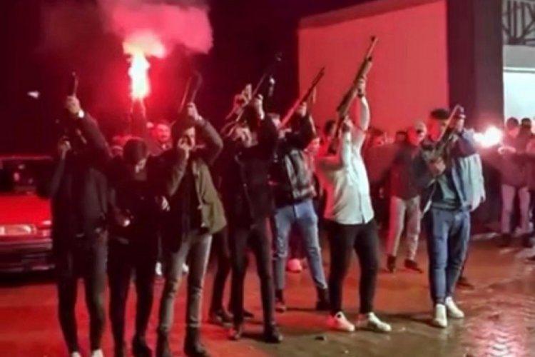 Sakarya'da asker eğlencesinde &ouml;l&ccedil;&uuml;s&uuml;z hareketler şoke etti